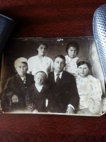 Перед войной с женой, тетей, родными сестрами и двоюродным братиком.