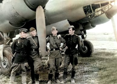 Крайний слева заместитель командира эскадрильи лейтенант Ширкин Илья Ильич.