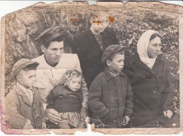 Арчил Григорьевич со свой семьей после войны