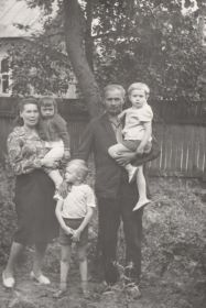 Евдокия Васильевна с супругом и внуками