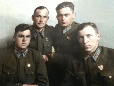 Слева-направо: Сафронов Алексей Иванович, Гаврилов Дмитрий Дмитриевич, Плитка Григорий Саввич, Короленко Вячеслав Григорьевич. 1942г.