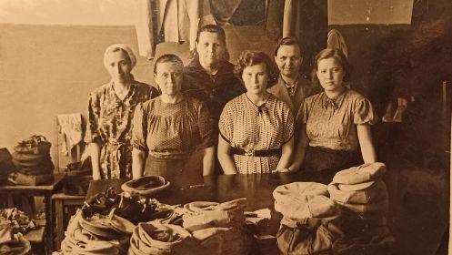 Рабочие Артели Сарапульской швейной фабрики, которые шили шлемы для танкистов