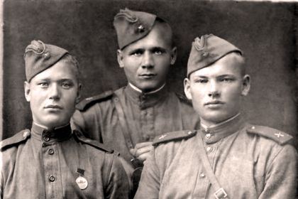 С боевыми товарищами (Гребнев Е.А., Ногин Н.И., Батенев М.А., г. Москва, 1944 г.)