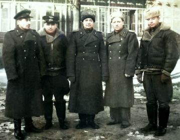 Сергей Андреевич крайний слева, в центре командир полка Тюрин Трофим Романович.