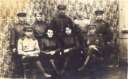 Группа военных - Архипов Илья Андреевич во 2 ряду, самый высокий, в средине.