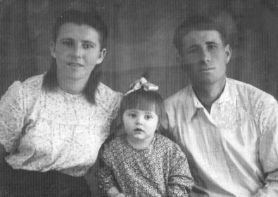 с мамой  и бабушкой после войны (1952 год)