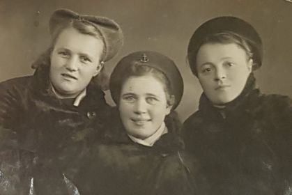 Бабушка Аня (по центру) с подругами. г. Ленинград