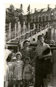 Виктор Николаевич Жук и Шишкина Зоя Сергеевна со своими дочерьми Галиной и Викторией