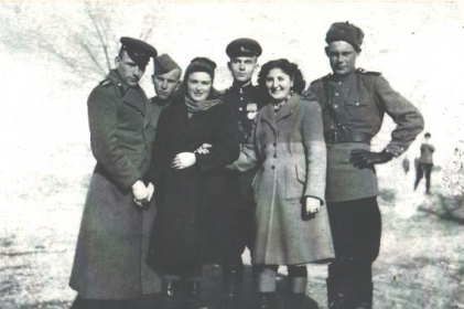 Ереван, 1945 г. С американскими актрисами. И. Кайдалов крайний справа.