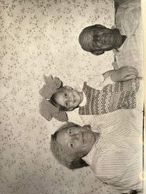 Мой прадедушка со своей дочкой и внучкой
