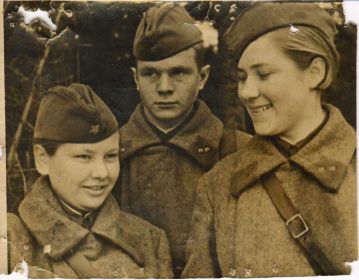 Фото с сослуживцами.  Девушка слева  - фронтовая жена Александра Валентина.