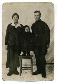 С женой и дочкой Милей 1936