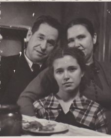 С семьей: женой Анной Николаевной (дев. Чудинова) и дочерью Нэлли Романовной (в замужестве - Сибирцева)