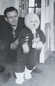 Иван Иванович со своей внучкой Олей