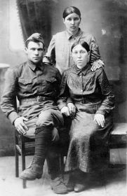 Семья: жена Смагина (Караваева) Анна Ивановна, сзади сестра жены Анна