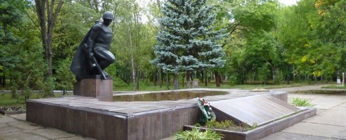 Фото Братской могилы с г.Зеленодольска. Днепропетровской обл. Список фамилий похороненых в Братской могиле, среди фамилий - Слепинин Алексей Карпович