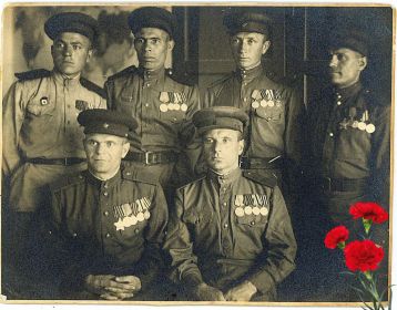 дед Давыдов Иван Николаевич в нижнем ряду слева (фото военных лет)