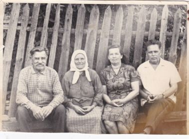 Василий Никонорович с женой Екатериной и соседями
