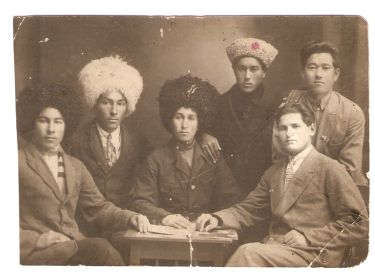 Фото с участием Максима Евсеевича (крайний справа, сидящий) (Туркменистан, 1930-е)