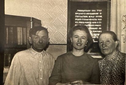 Пётр Финогенович с женой Домной (справа) и дочерью Антониной