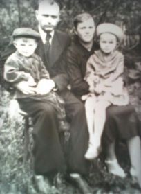 С моей бабушкой и двумя детьми /моей мамой и дядей/
