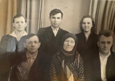 Пётр Финогенович с семьёй