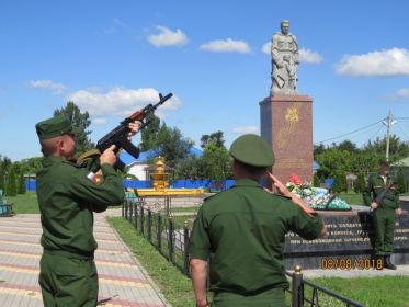 Салют на братской могиле в с.Щучье.