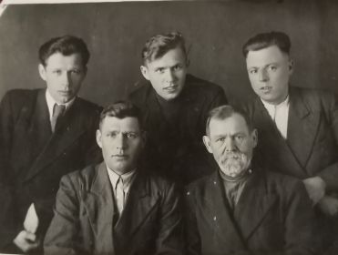 Семья Сухановых во главе с отцом Иваном Павловичем