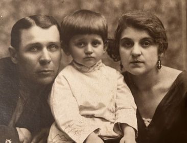 Олег с родителями в юные годы