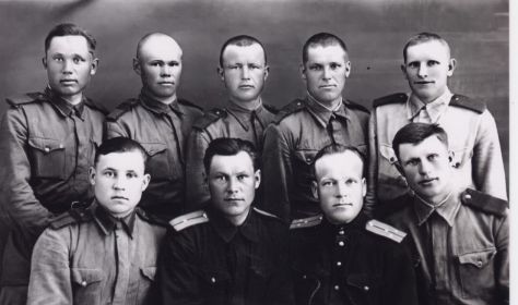 Чердынцев Алексей Иванович стоит второй справа с однополчанами
