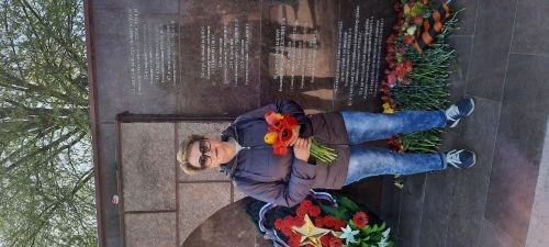 Мемориальная доска 263 дивизии, где служил мой отец, в парке Победы в городе Калининграде. Каждый год мы приходим в День Победы с детьми и внуками.