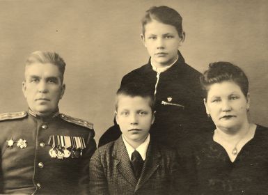 1955 год. С женой и сыновьями.