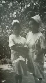 После войны работала медсестрой.  На  фото  рядом  с  родной  сестрой.  Обе  медсестры