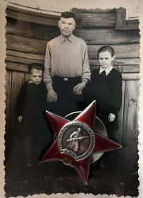 После военное фото, с внучкой и внуком