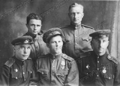 Александр Иванович(по центру) с товарищами