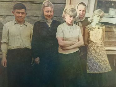 Иннокентий Ильич с женой Анастасией и дочерьми Марией, Ниной и Галиной