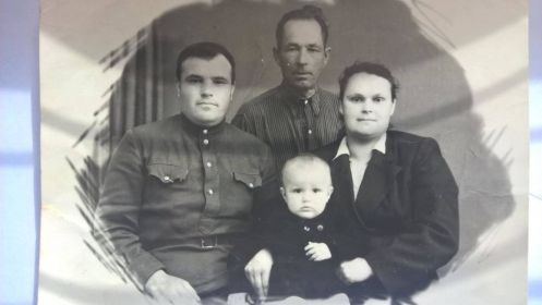 С женой Ременюк (Короткова) Екатериной Евсеевной, ее братом Тимофеем Коротковым и сыном Александром
