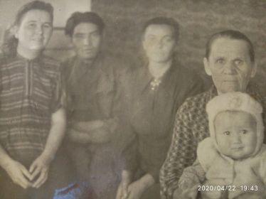 С мужем, с сестрой Манаварой , с дочкой Фаридой и с Бабушкой соседкой