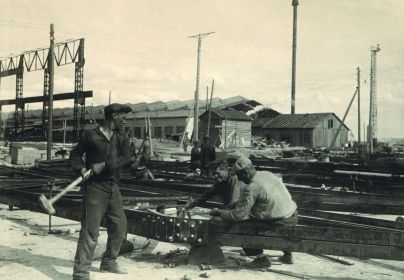 На стройке Уралмашзавода. Клепка металлоконструкций. 1930-е гг., г. Свердловск. Автор съемки: Н. К. Татарченко