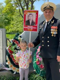 Это я после парада и прохождения бессмертного полка с плакатом деда вместе с внучкой Настей