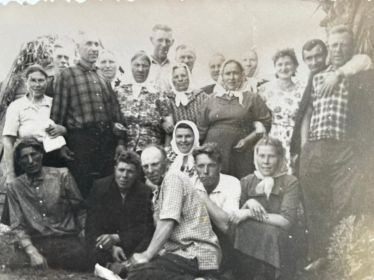 Дед в кругу родных и близких друзей во время работы в колхозе после войны