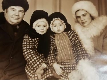 С младшей дочерью Еленой и внучками Марианной и Александрой