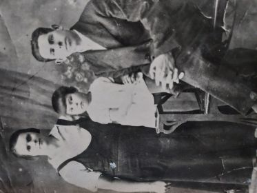 Петр Федорович с женой Марией Тимофеевной и дочерью Ниной Петровной