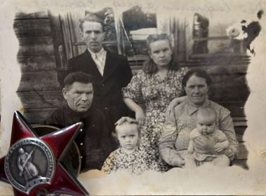 После военное фото, с женой, дочерью Прасковьей ее мужем Василием и двумя внучками