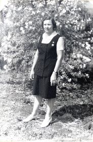 Валентина Петровна в яблоневом саду, г.Ишимбай, 9 мая