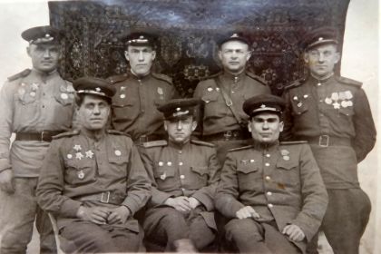 Юшин Иван Степанович стоит первым слева.