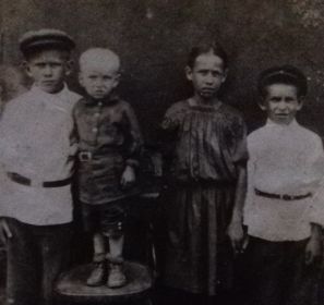 дети: слева Боря-  мой папа(1929), Сережка(1938) Надя(1932), Толя(1933)