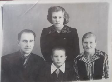 Сергей Иванович с женой Клавдией и детьми Людмилой и Геннадием