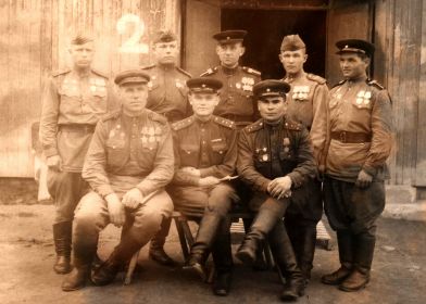 Юшин Иван Степанович со своими однополчанами 41-й гвардейской танковой бригады.