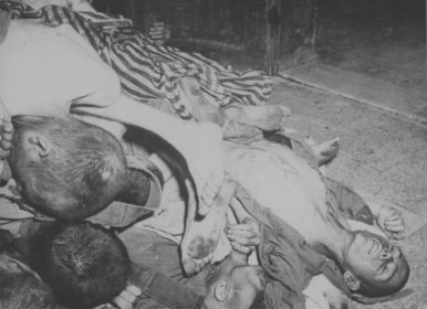 Konzentrationslager СС Флоссенбюрг (Flossenbürg). Тела убитых узников концлагеря Флоссенбюрг в бараке.